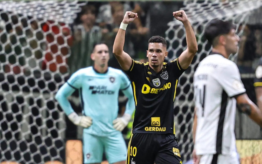 Paulinho comemorando o gol da vitória do Atlético contra o Botafogo